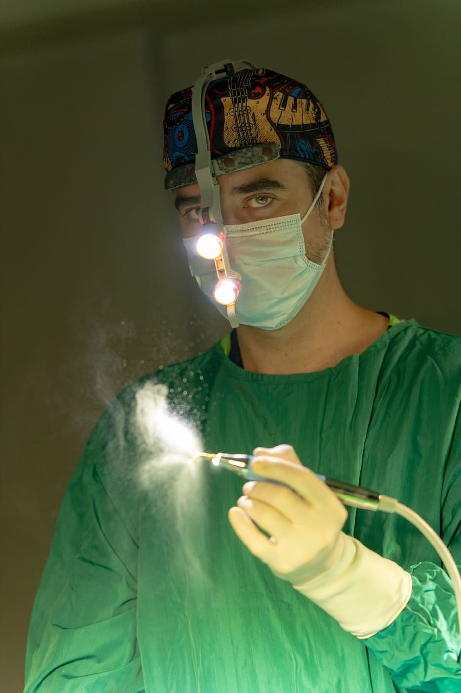 Dr. López Moris en entorno clínico